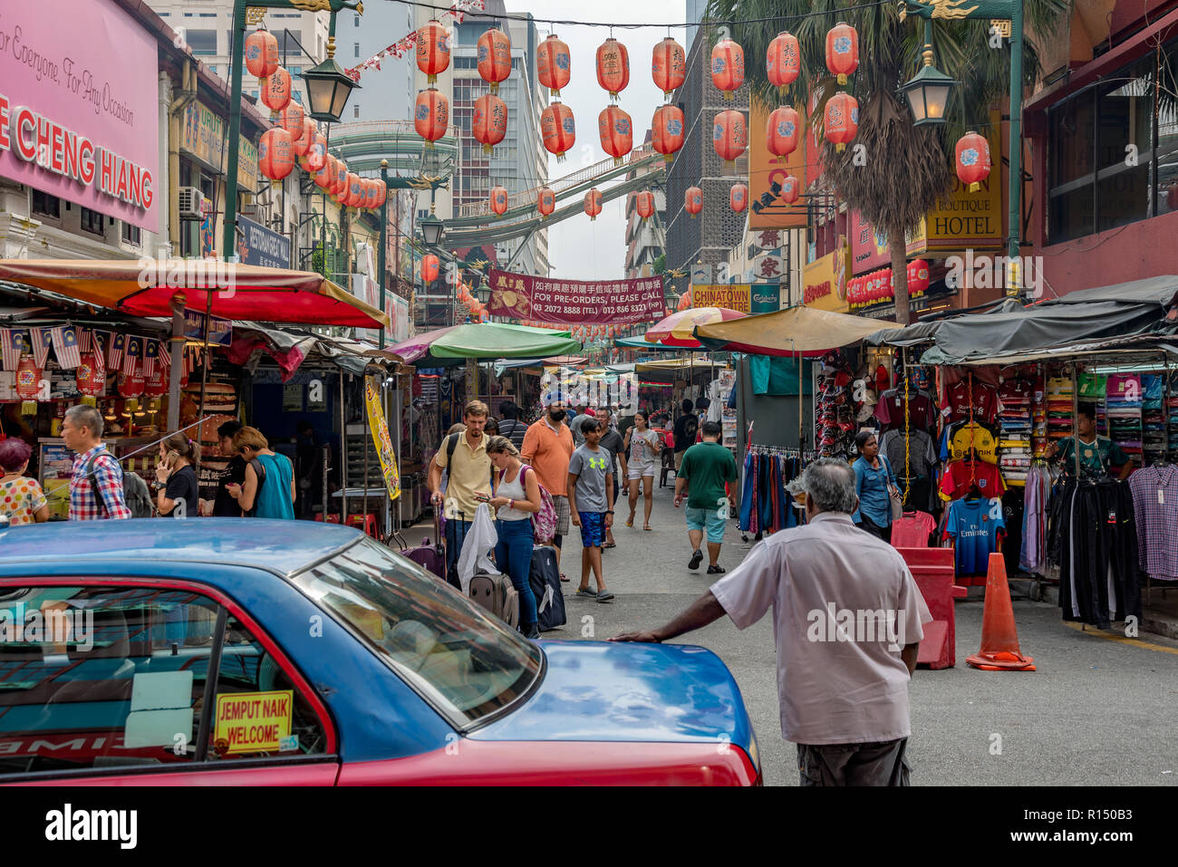 KUALA LUMPUR, MALAISIE - 21 juillet : chauffeur de taxi attendait dehors Petaling Street Market, où de nombreux touristes s'agit de magasiner dans le quartier chinois en Juillet Banque D'Images