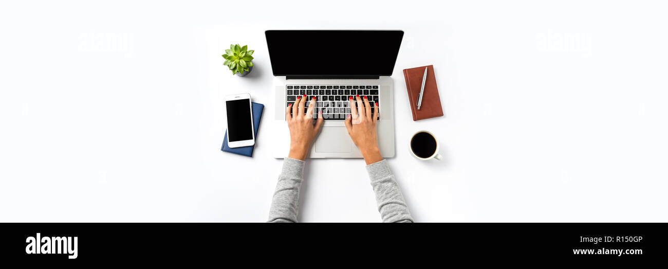 Passage shot of woman working on laptop Banque D'Images
