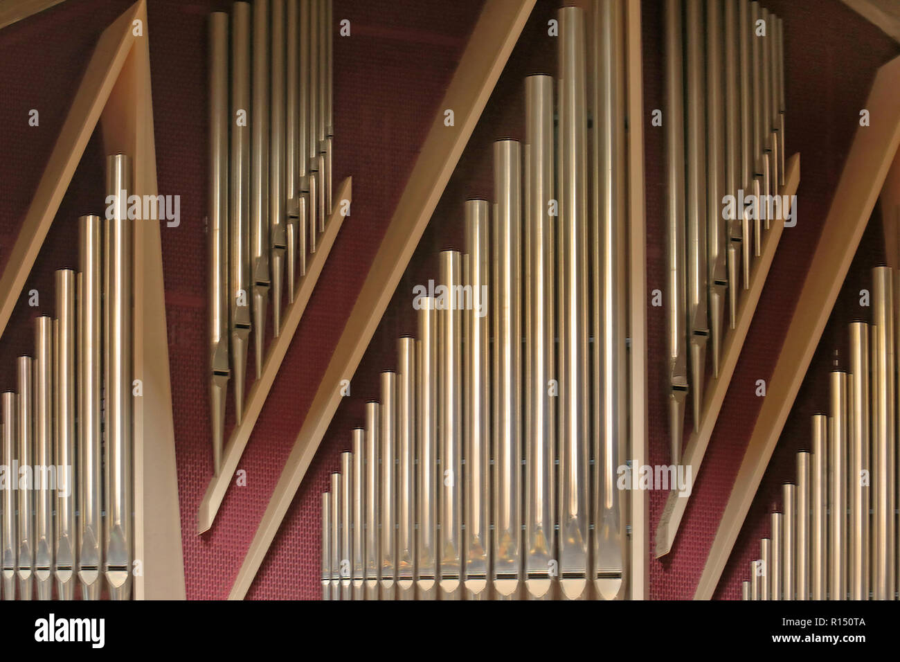 Orgue à tuyaux est un instrument de musique qui produit des sons en conduisant de l'air sous pression dans les tuyaux. Il est couramment utilisé dans les lieux de culte. Banque D'Images