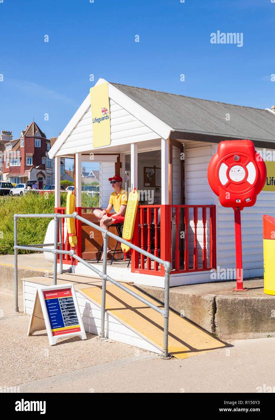 Suffolk Southwold un mâle lifeguard veillaient à partir de la station de sauvetage sur la promenade de la plage de Southwold Suffolk Southwold England UK GO Europe Banque D'Images