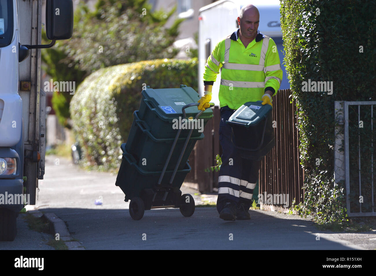 Le recyclage d'un van de Conwy Borough Council collecte les déchets recyclables sur une propriété résidentielle dans Mochdre, Pays de Galles, en tant que conseil de Conwy introduire un régime de Banque D'Images