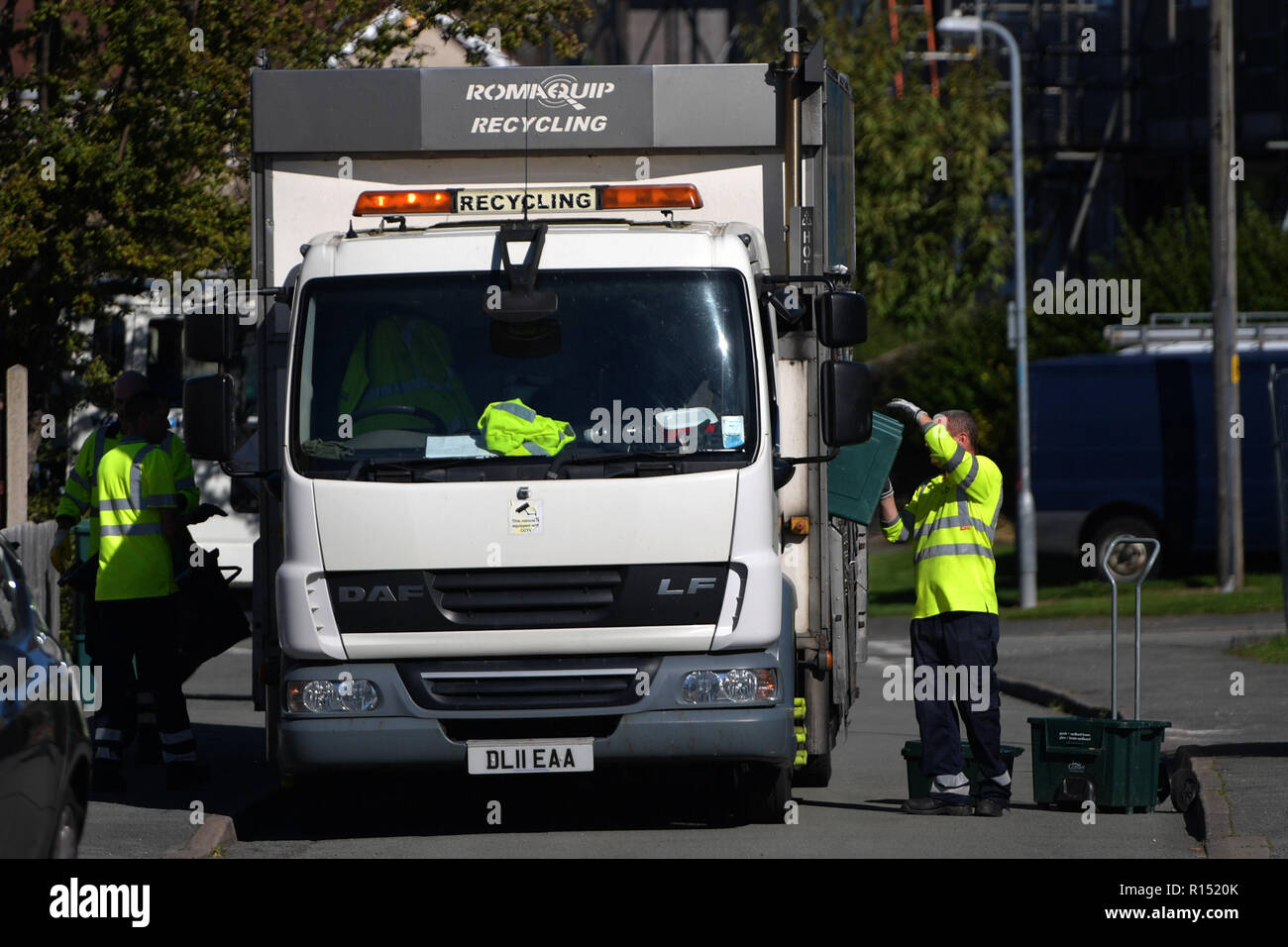 Le recyclage d'un van de Conwy Borough Council collecte les déchets recyclables sur une propriété résidentielle dans Mochdre, Pays de Galles, en tant que conseil de Conwy introduire un régime de Banque D'Images