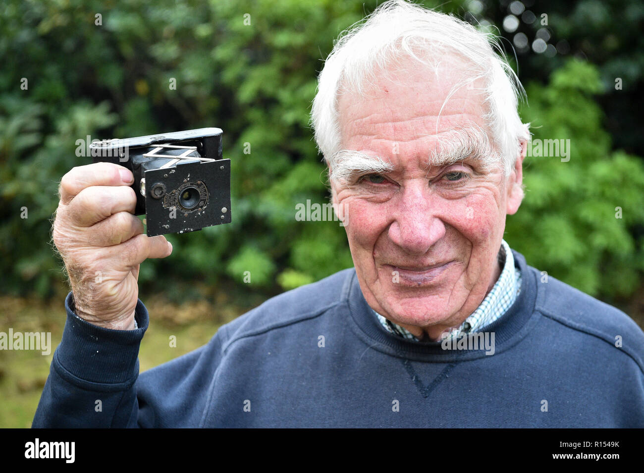 Tony Bennett détient ses pères de l'appareil photo Kodak Vest Pocket compact, également connu sous le nom de Kodak ou VPK « soldiers', appartenant au capitaine Robert Harley Egerton Bennett, qu'il a utilisé pour prendre des photos pendant son temps à Ypres, en Belgique, au cours de la Première Guerre mondiale. Banque D'Images