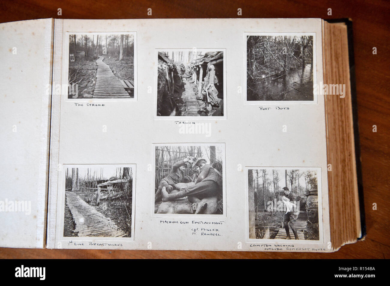 Un album photo contenant des images prises par le Capitaine Robert Harley Egerton Bennett, de son temps à Ypres, en Belgique, au cours de la Première Guerre mondiale, qui a été trouvé à son domicile par sa famille. Banque D'Images