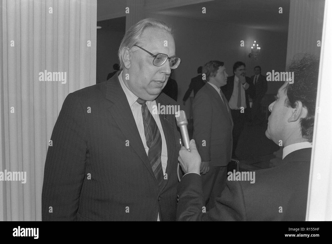 Moscou, URSS - 20 janvier 1991 : vice-premier ministre de la Lettonie Ilmars Bishers parle de journaliste à la session du Soviet suprême (Parlement) soviétique de l'URSS Banque D'Images