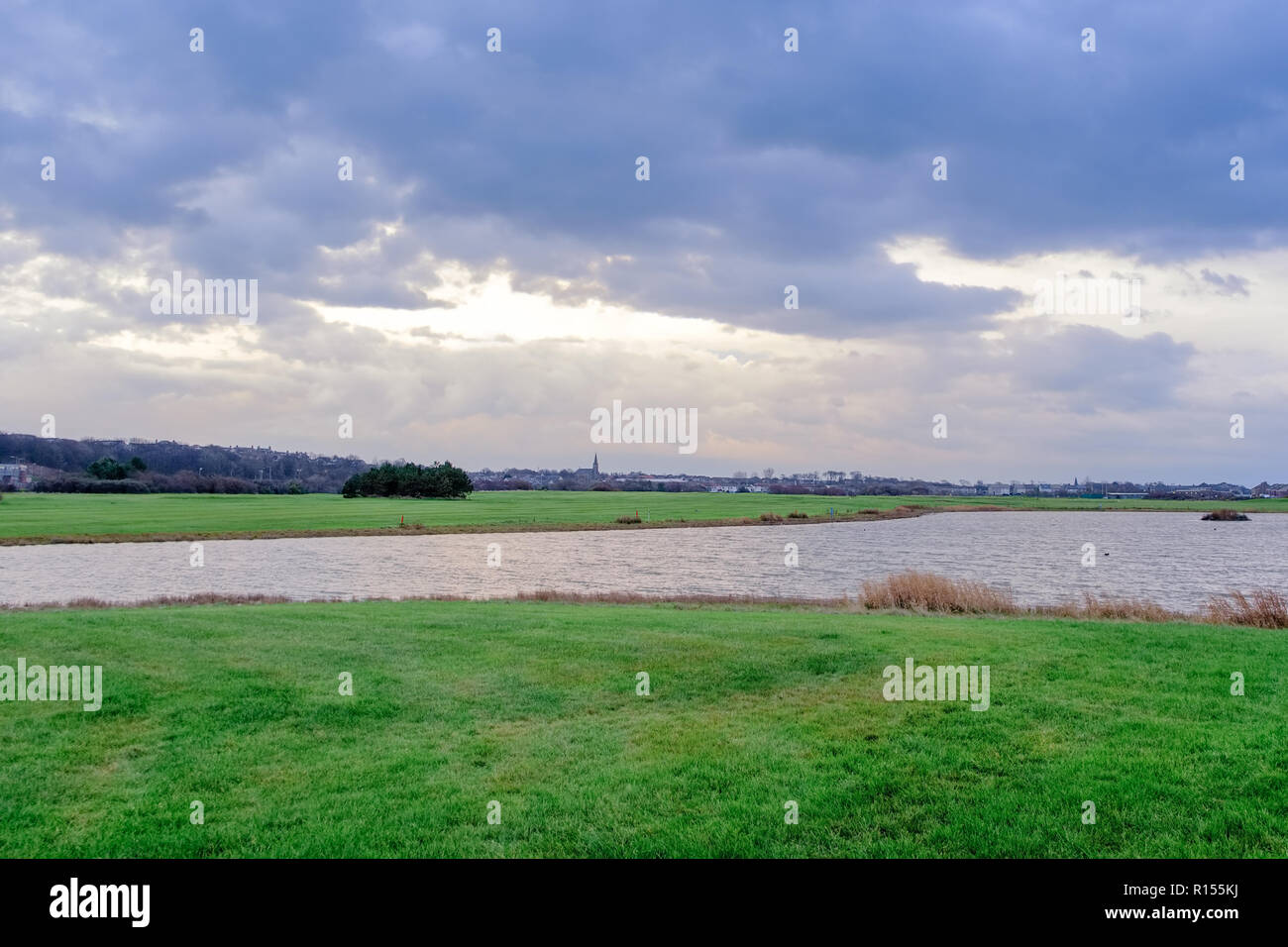 Utres Auchenharvie Lake et d'un practice de golf de la ville de Stevenston dans Ayrshire du nord de l'Écosse. Banque D'Images