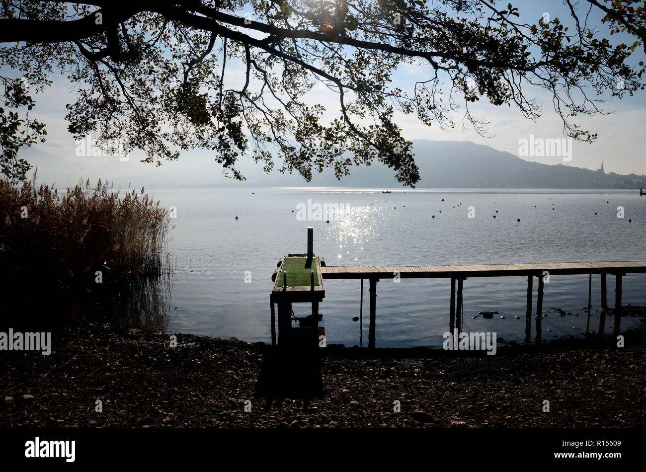 Paysage du lac d'Annecy, ponton en bois et les montagnes d'Annecy city,France Banque D'Images