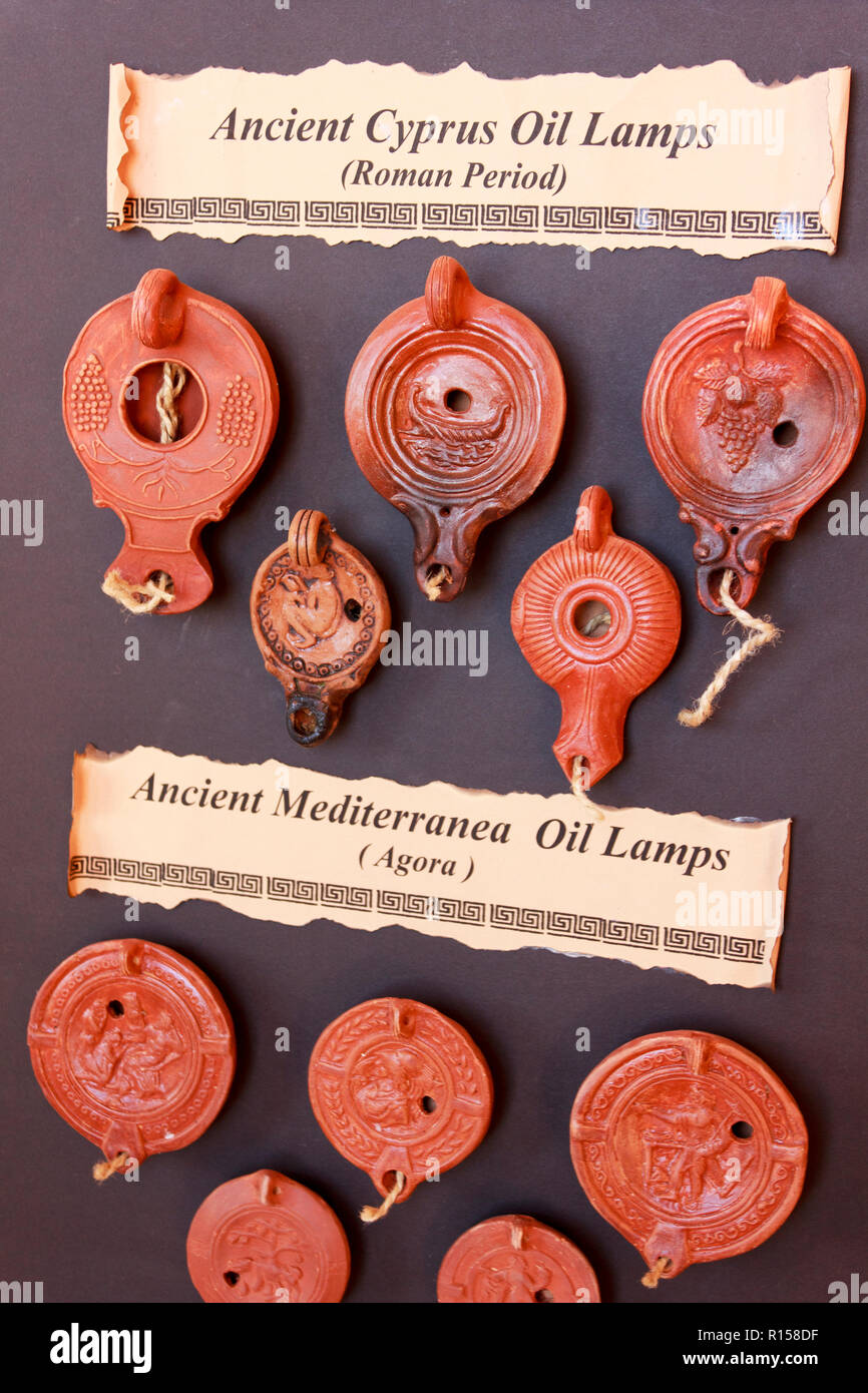 Ancien style Chypre lampes à huile sur l'écran. Banque D'Images