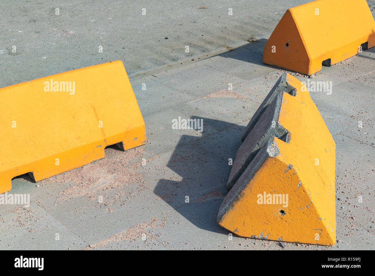 Des mesures concrètes de lutte contre le terrorisme les obstacles sur un trottoir le long d'une route goudronnée avec un couché sur le côté. Banque D'Images