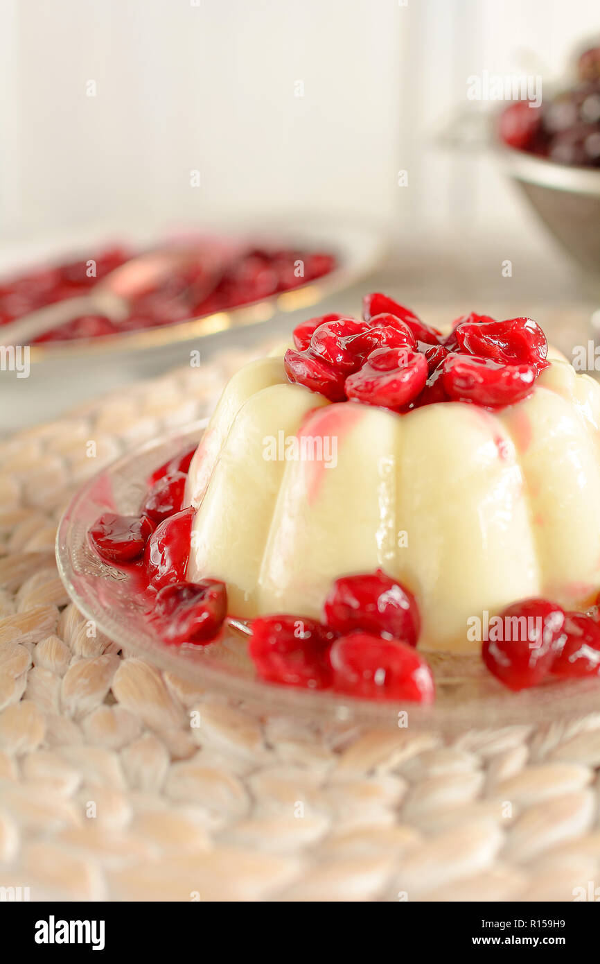 Pudding à la vanille compote de cerises fraîchement préparé Banque D'Images