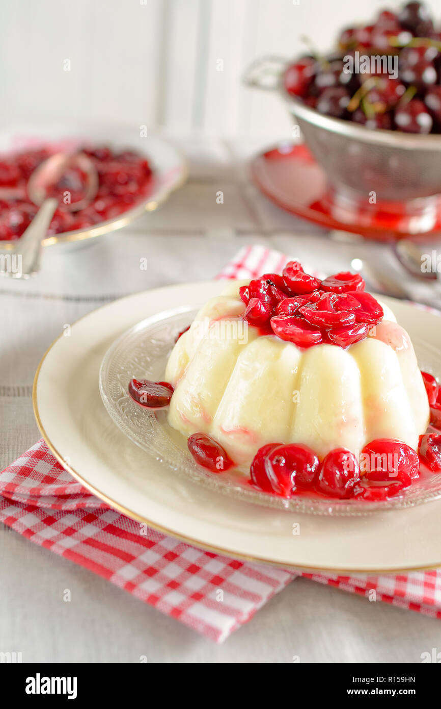 Pudding à la vanille compote de cerises fraîchement préparé Banque D'Images