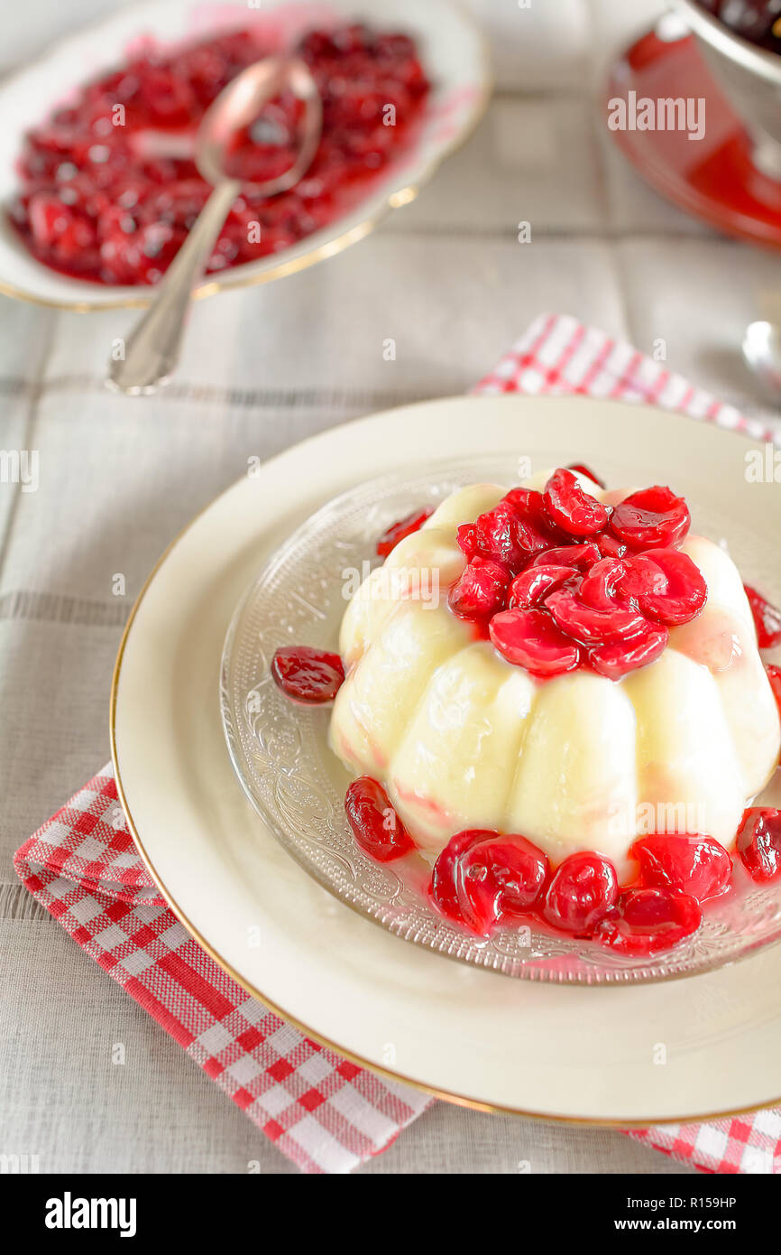 Pudding à la vanille compote de cerises fraîchement préparé Banque D'Images