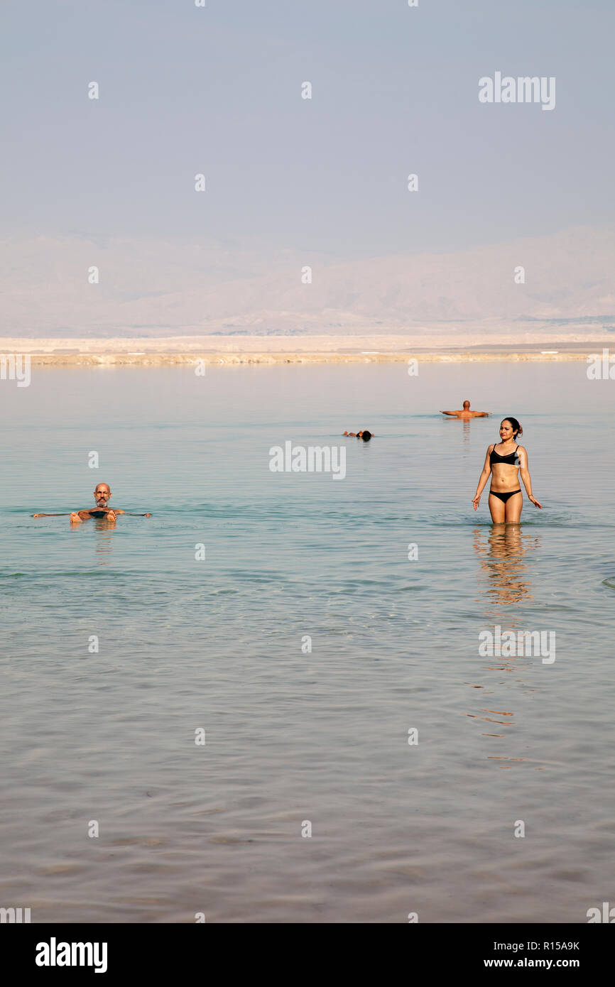 Les visiteurs de se baigner dans la mer Morte en Israël Banque D'Images