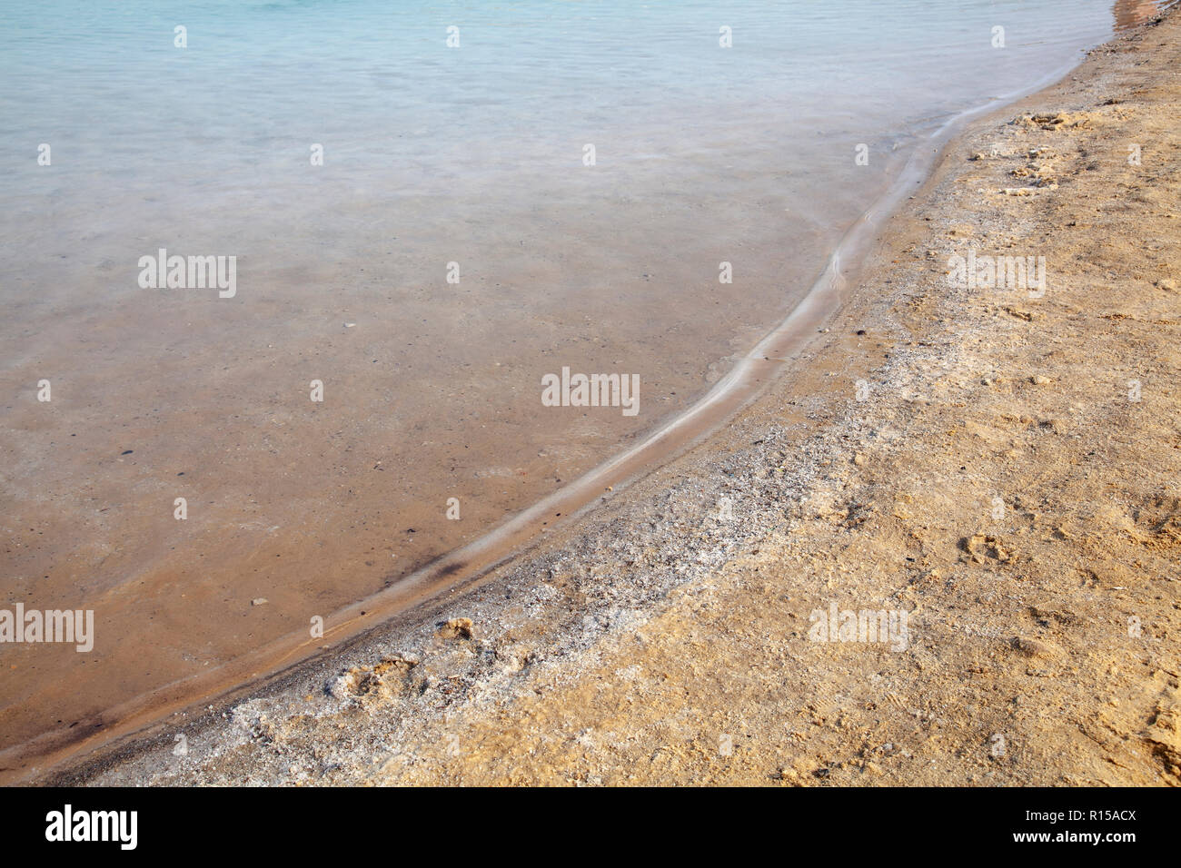 Les dépôts de sel le long de ligne d'eau sur une plage de la Mer Morte - Israel Banque D'Images