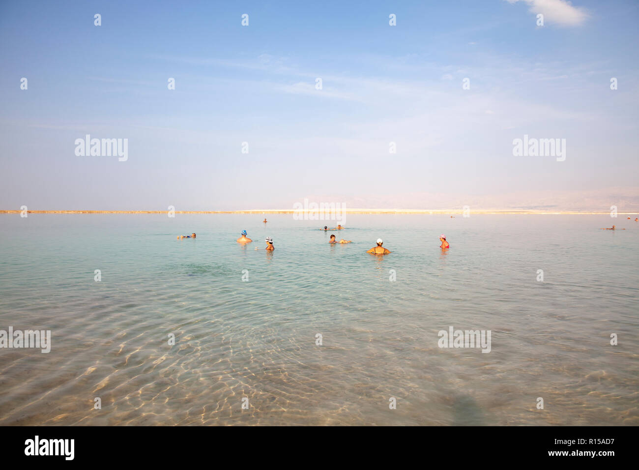 Baigneurs à la mer Morte en Israël Banque D'Images