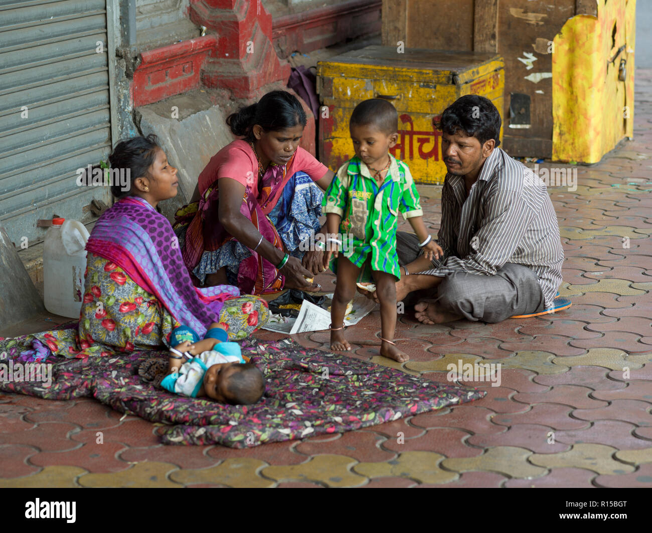 Famille sans abri sur trottoir, Mumbai, Maharashtra, Inde Banque D'Images