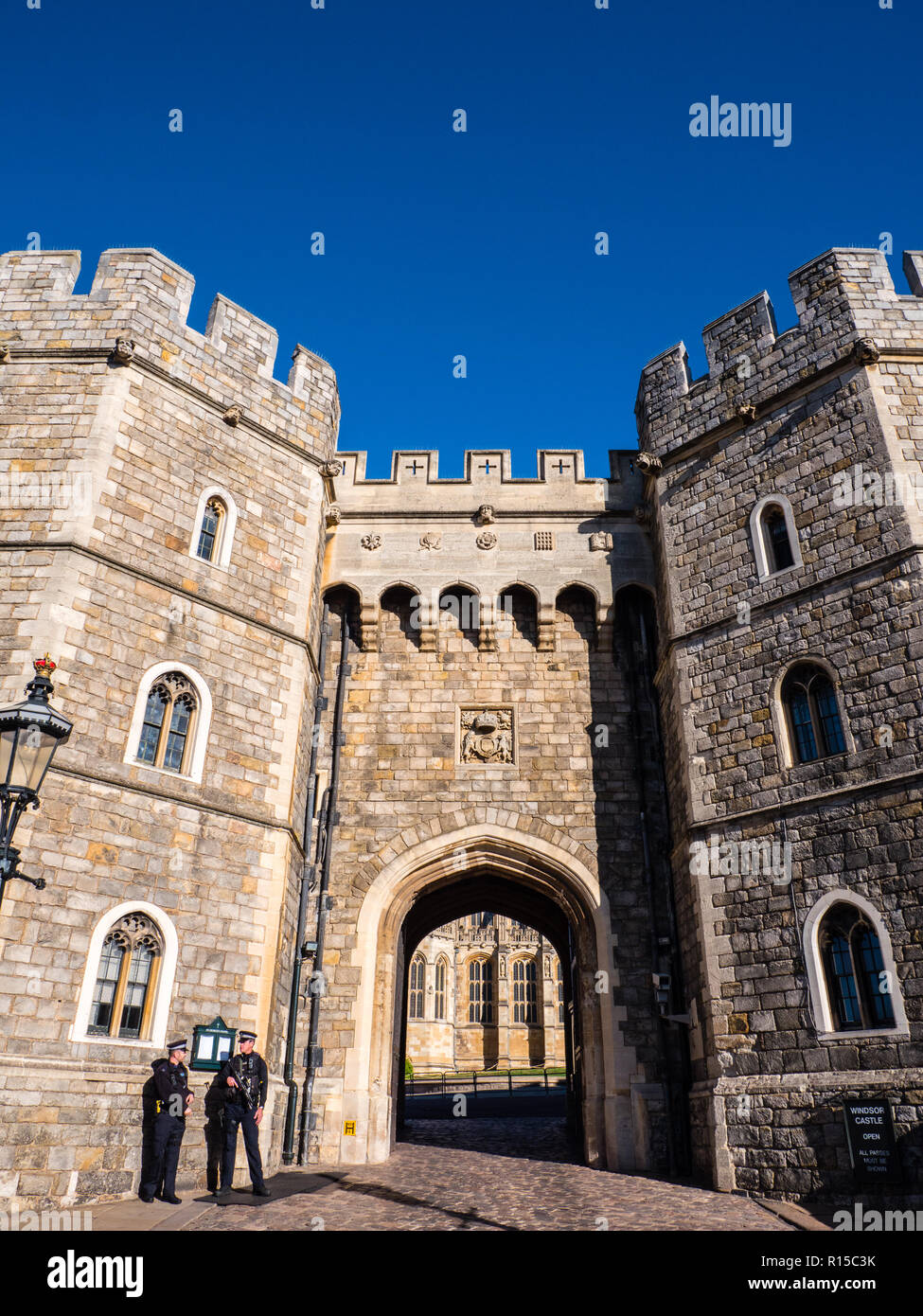 La police armée, le château de Windsor, Windsor, entrée Berkshire, Angleterre, RU, FR. Banque D'Images