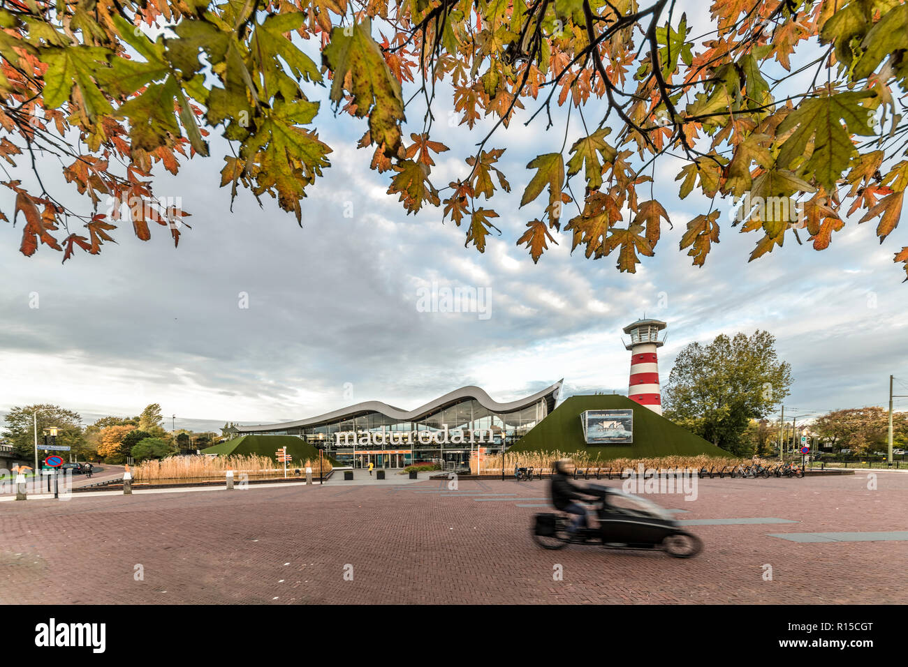 La Haye, 7 novembre 2018 - Le cycliste tourne vite en face de miniature de Madurodam, le parc qui montre que la plupart des Néerlandais monuments sous un clou Banque D'Images