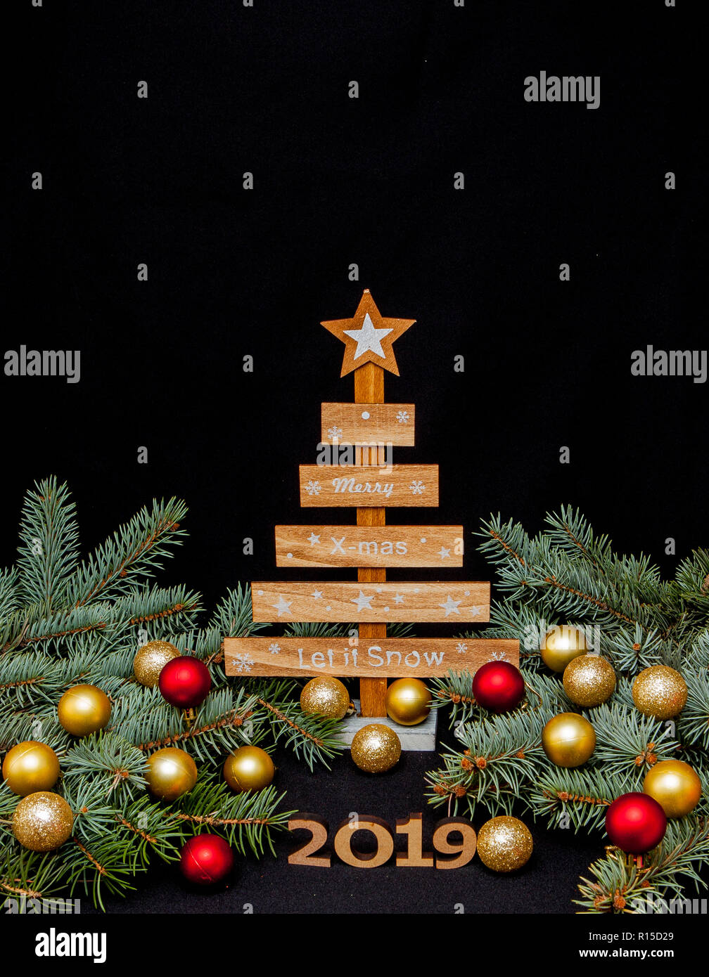 Joyeux Noël et Bonne Année 2019 de la mise en page. Le fond noir est décoré  avec des numéros 2019, jouets de Noël et un arbre de Noël Photo Stock -  Alamy