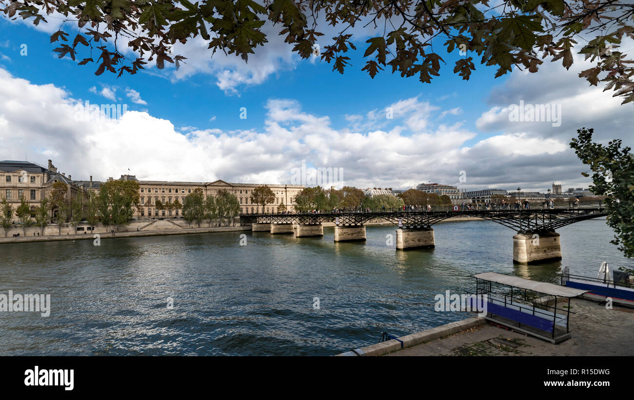 La zone piétonne "Pont des arts pont mène au palais du Louvre où les amoureux du monde entier utilisé pour célébrer leur amour accrochant un verrou sur elle et t Banque D'Images