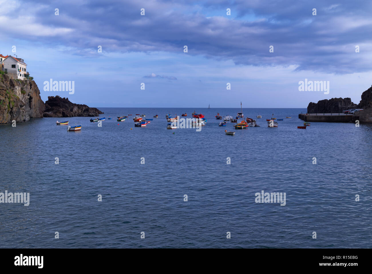 Bateaux colorés dans le port de Camara de Lobos sur l'île portugaise de Madère Banque D'Images