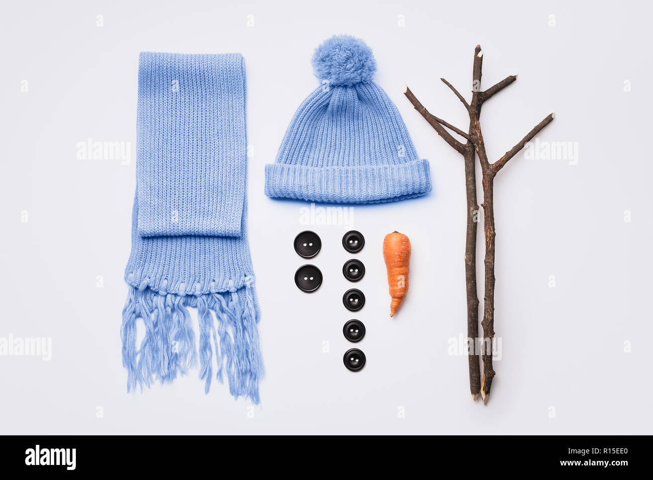 Comment faire un bonhomme de neige. Bonnet, écharpe, carotte, les boutons  et les branches d'arbre - ensemble pour le plaisir d'hiver Photo Stock -  Alamy