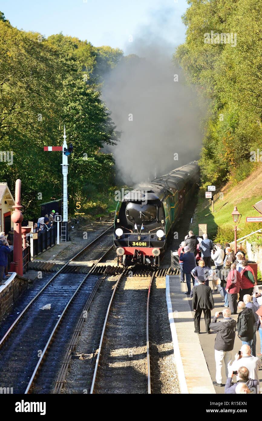 Train à vapeur arrivant à la gare de Goathland, transporté en visitant la classe n° 34081 '92 Squadran' de la bataille d'Angleterre le 29th septembre 2018. Banque D'Images