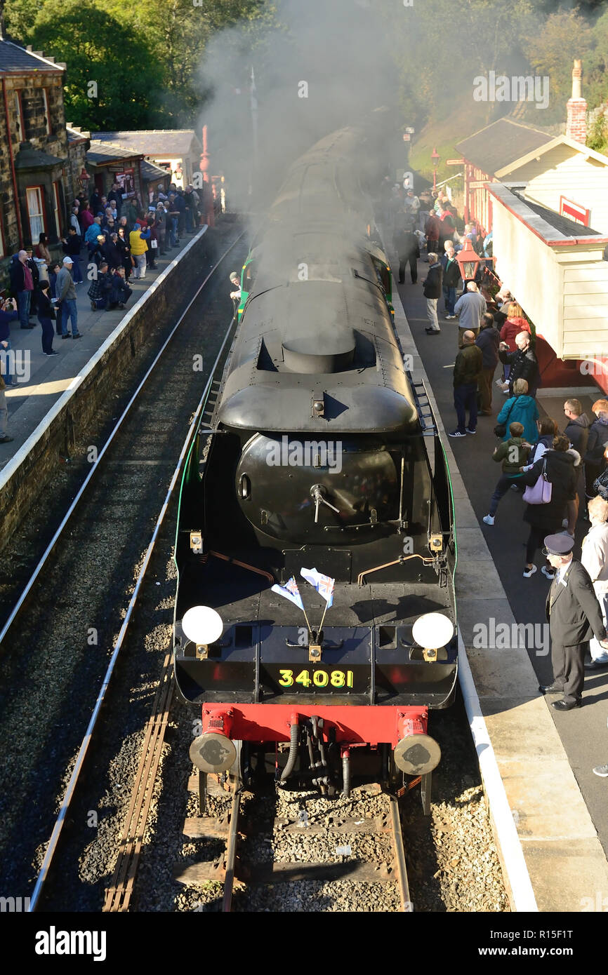 Train à vapeur arrivant à la gare de Goathland, transporté en visitant la classe n° 34081 '92 Squadran' de la bataille d'Angleterre le 29th septembre 2018. Banque D'Images