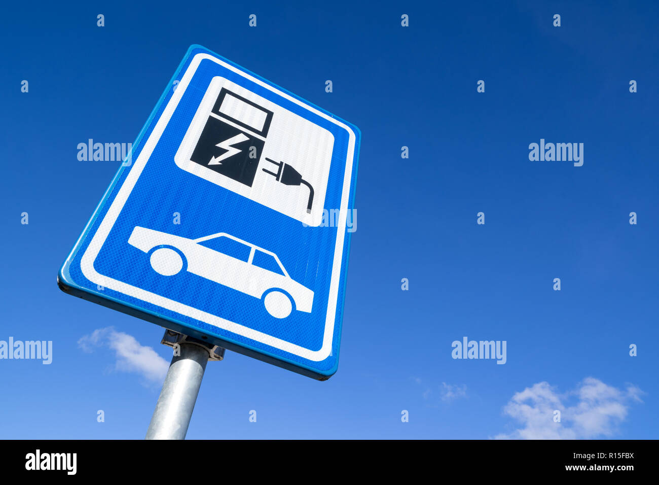 Panneau routier néerlandais : station de recharge pour véhicule électrique Banque D'Images