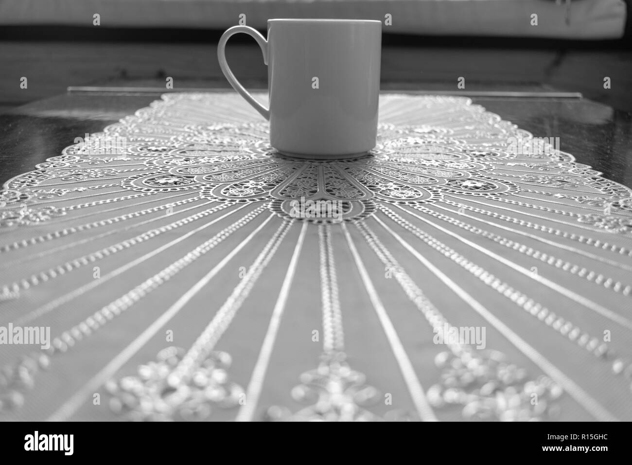 Low angle droit d'une tasse à café blanc placé sur une table, motif dentelle blanche Banque D'Images