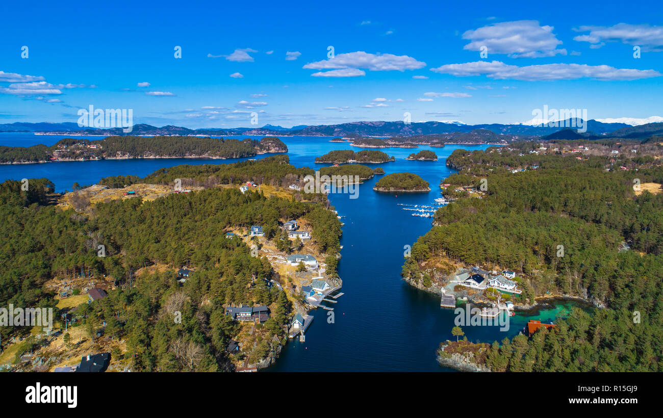 Vue du fjord de l'antenne près de Os village. Bergen, Norvège. Banque D'Images