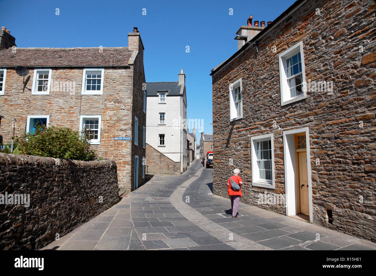 Maisons anciennes en grès Stromness, Orkney avec pierres de pavage d'une carrière locale et de galets pierres dans le centre de la rue. Banque D'Images Maisons anciennes en grès Stromness, Orkney avec pierres de pavage d'une carrière locale et de galets pierres dans le centre de la rue. Banque D'Images