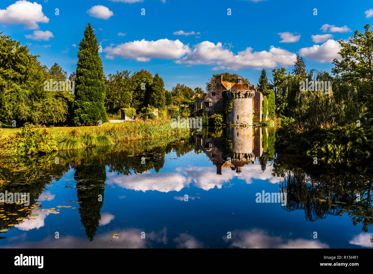 Réflexions sur le lac sur une journée ensoleillée d'automne à Scotney Castle, Kent, UK Banque D'Images