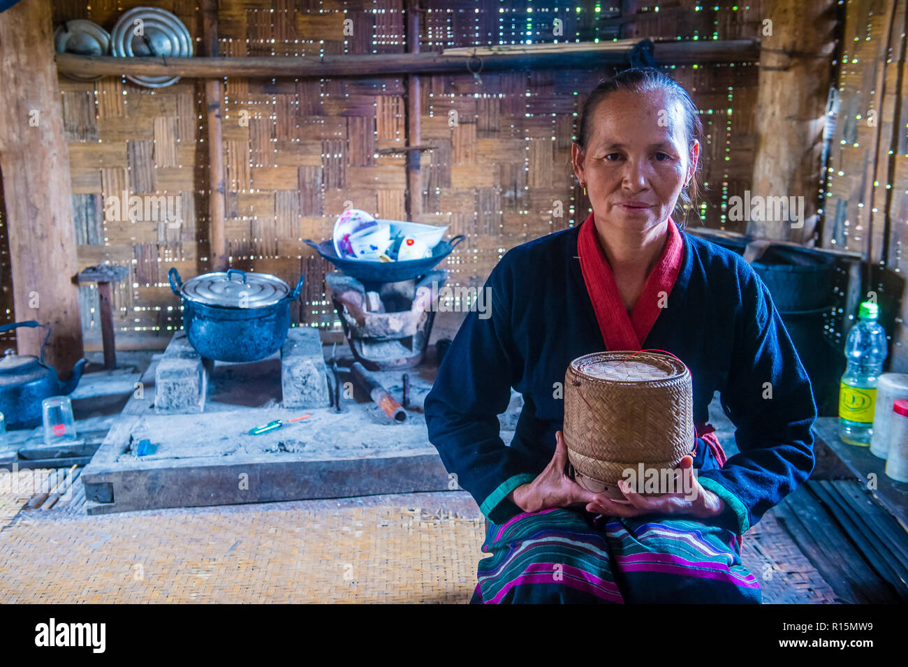 Laotien femme à sa maison dans l'avillage près de Luang Prabang Laos Banque D'Images