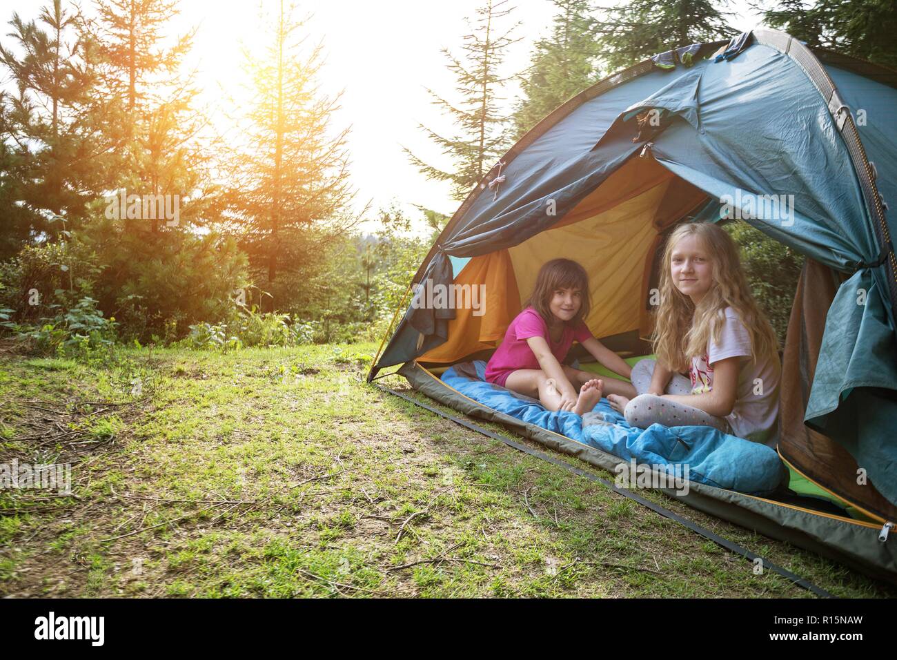 Randonnée et camping la vie. randonnées en montagne avec des enfants - enfants souriants dans une tente Banque D'Images