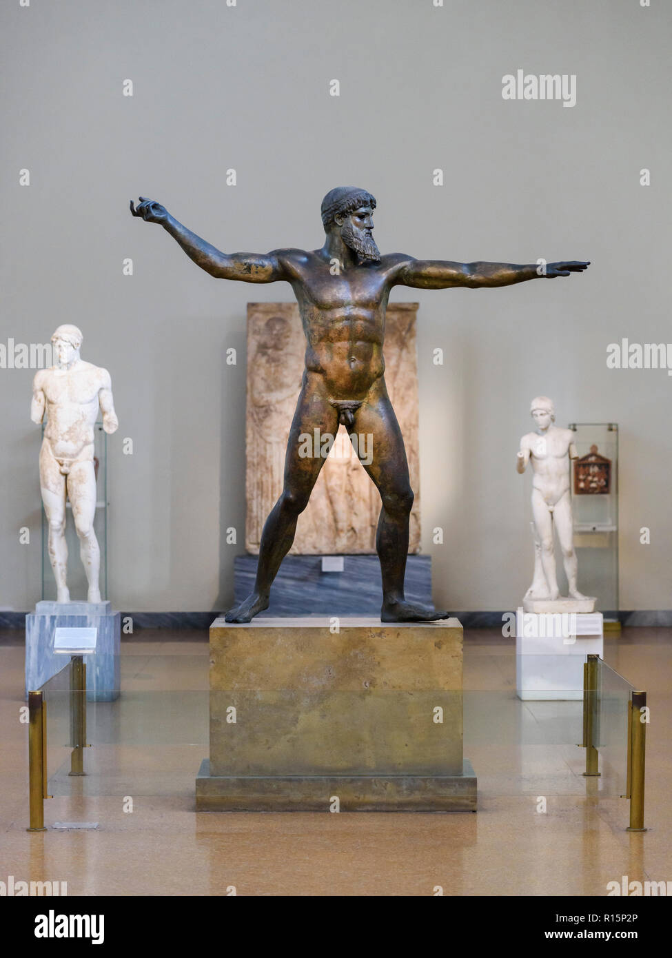 Athènes. La Grèce. L'Artemision, bronze statue représentant Poséidon ou Zeus, le grec ancien sculpture du style sévère, du ca. 460 National de la C.-B. Banque D'Images