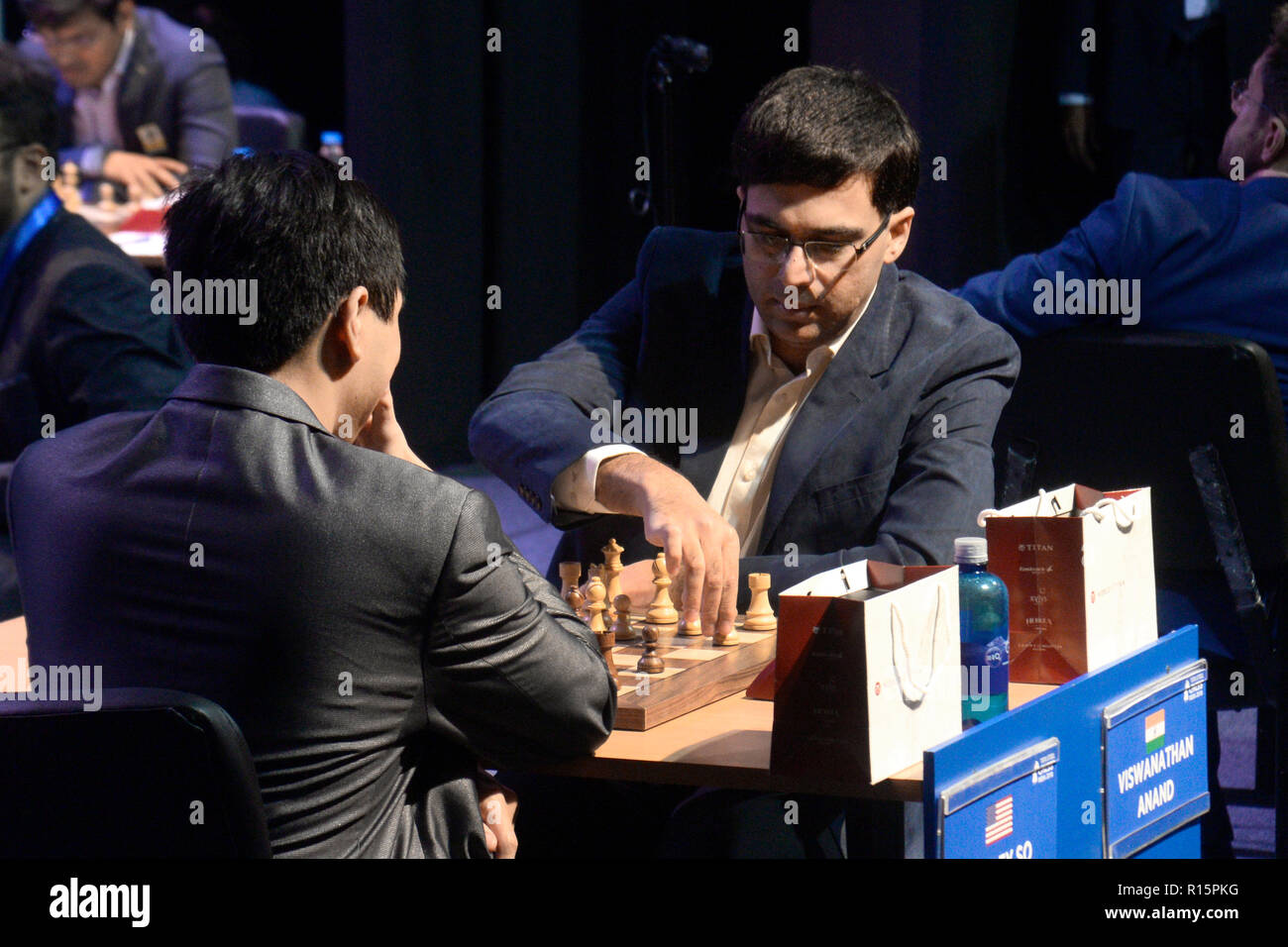 Kolkata, Inde. 09Th Nov, 2018. Grand Maître d'échecs indien Viswanathan Anand fait un pas lors de son premier match à Tata Steel Chess l'Inde en 2018. Credit : Saikat Paul/Pacific Press/Alamy Live News Banque D'Images
