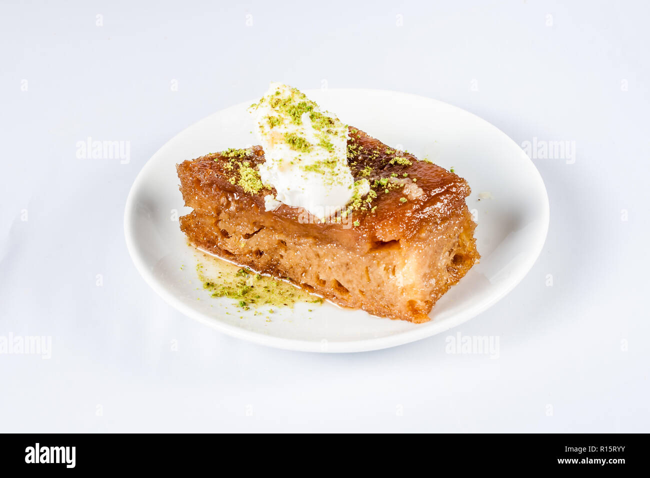 Dessert turc ekmek kadayifi, le pudding à la crème on white Banque D'Images