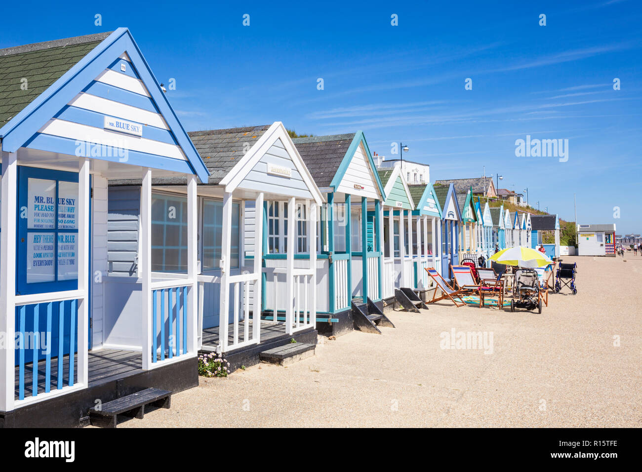 Cabines de plage de Southwold beach huts peint de couleurs vives, les vacanciers à la plage de Southwold North Parade East Anglia Suffolk Southwold England UK GO Europe Banque D'Images