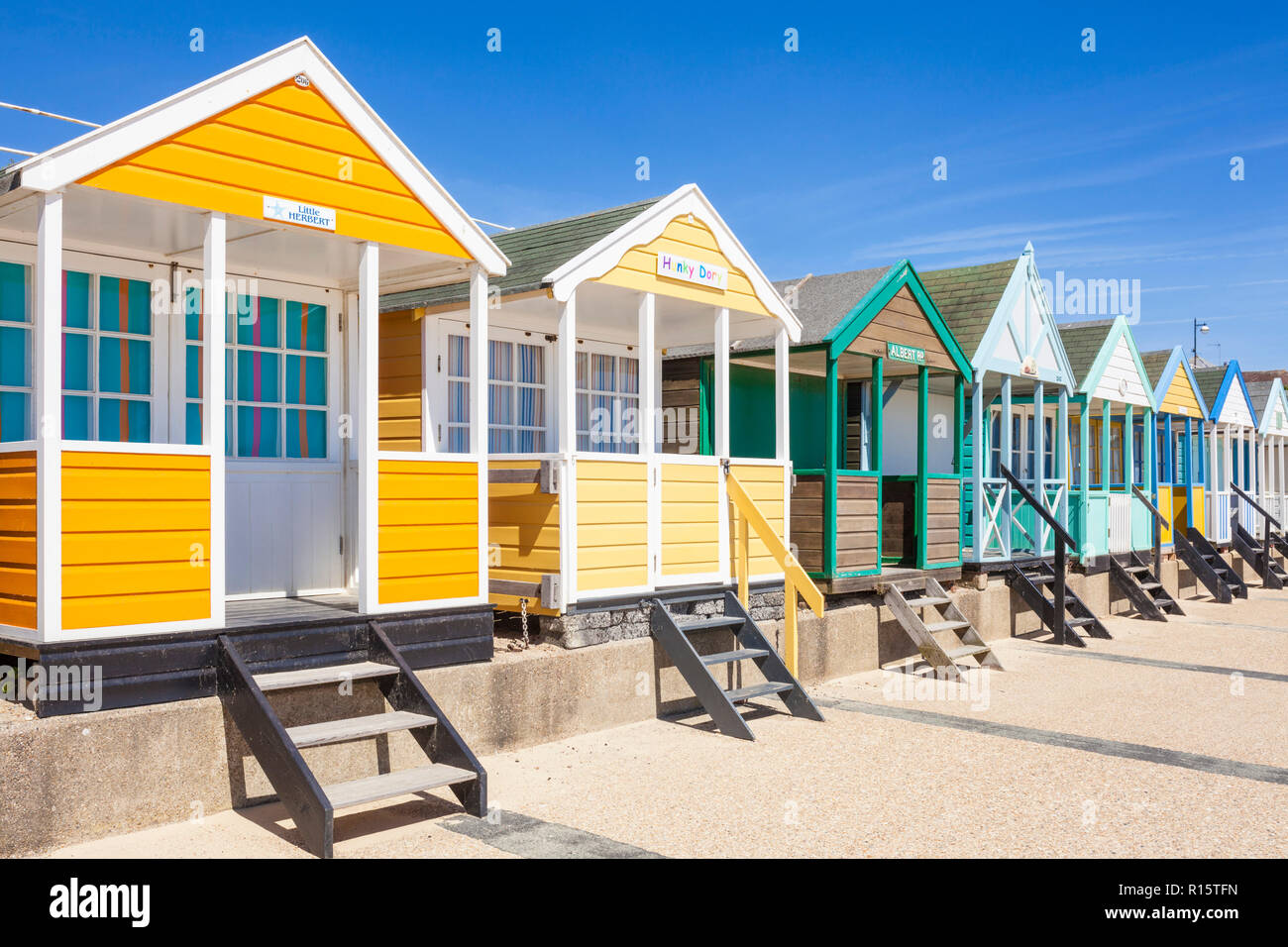 Cabines de plage de Southwold peint de couleurs vives, des cabines de plage plage de Southwold North Parade East Anglia Suffolk Southwold England UK GO Europe Banque D'Images
