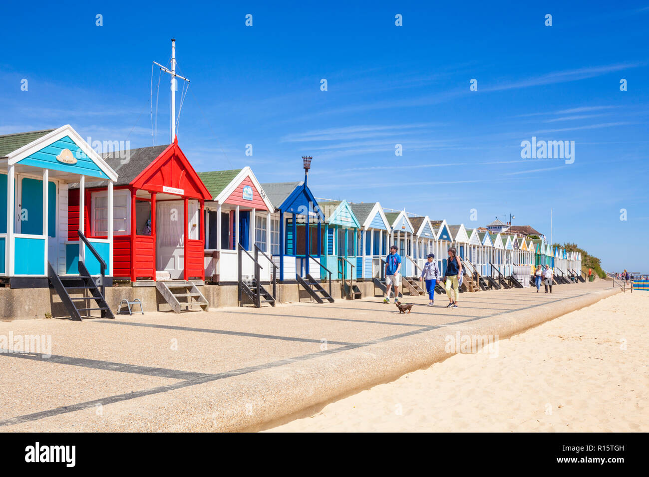 Cabines de plage de Southwold beach huts peint de couleurs vives, les vacanciers à la plage de Southwold North Parade East Anglia Suffolk Southwold England UK GO Europe Banque D'Images