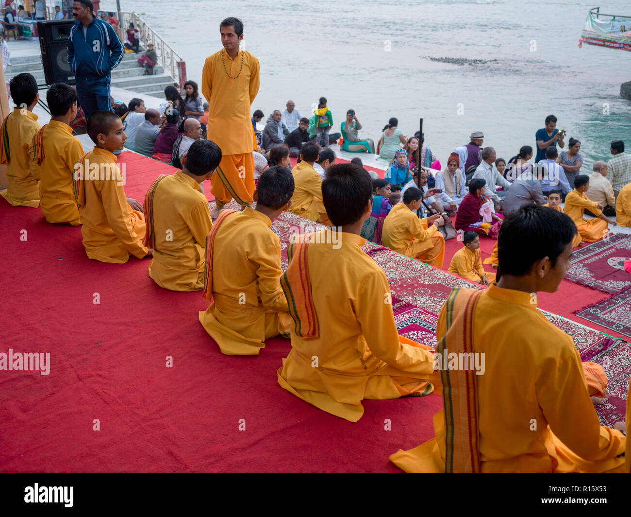 Rituel de dévotion au cours de performances Ganga Aarti, Rishikesh, Dehradun, Inde Uttarakhand, District Banque D'Images