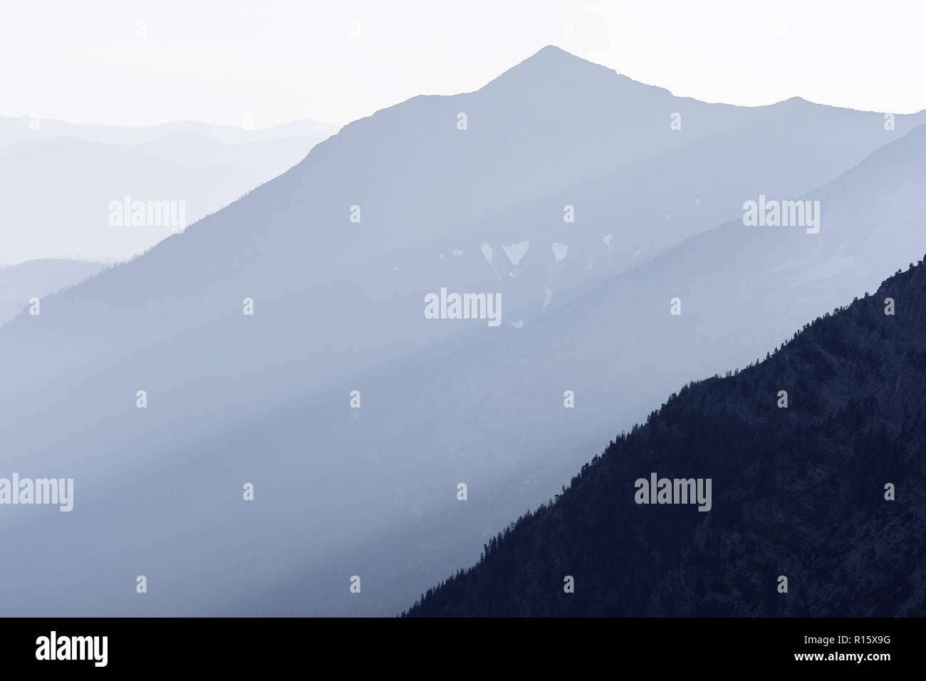 Smoky Mountain par les feux de brouillard avec les rayons du soleil Banque D'Images