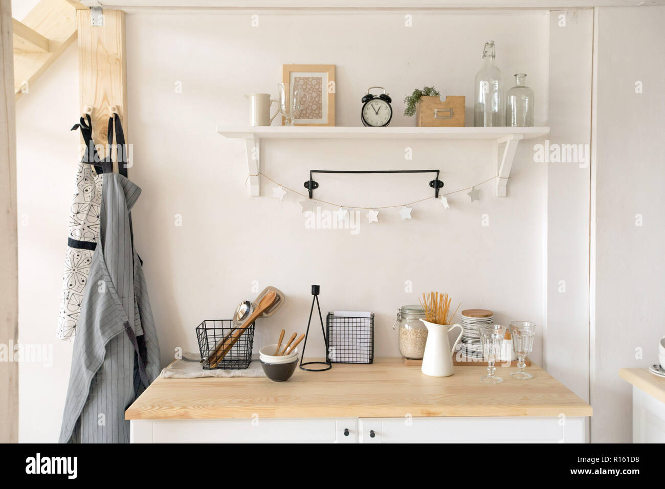 Le mobilier et la vaisselle dans la cuisine Banque D'Images
