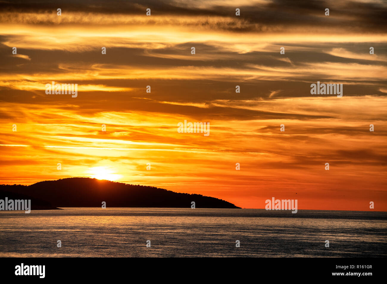 Coucher de soleil sur l'île de Hvar, Croatie dans la mer Adriatique. Banque D'Images