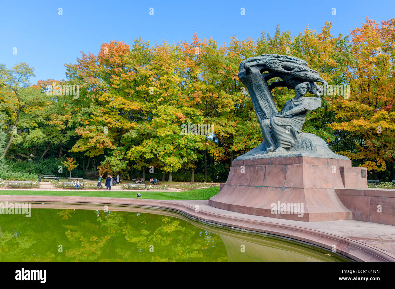 Statue de Frédéric Chopin (par Waclaw Szymanowski) située à du Parc des Thermes royaux. Banque D'Images