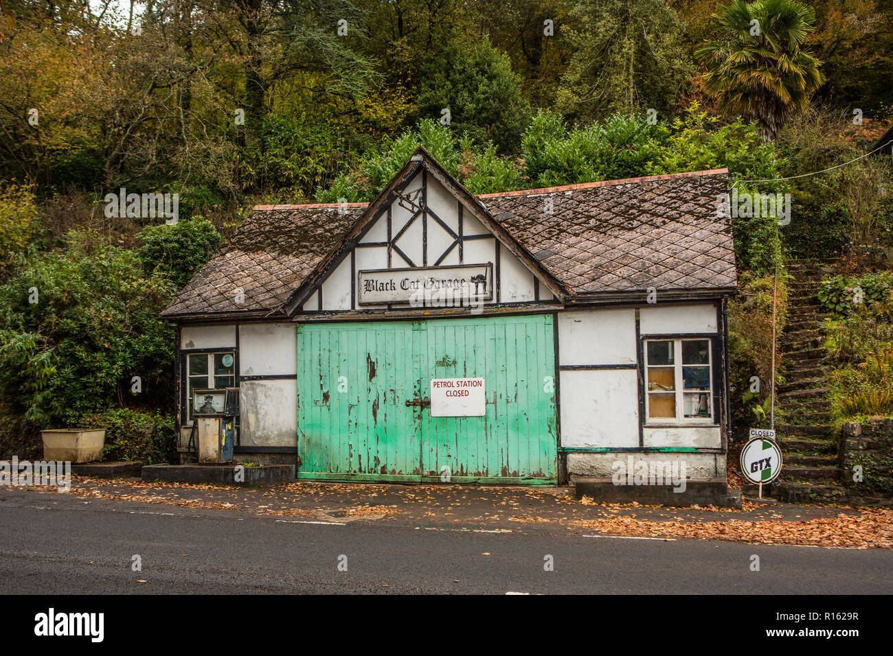 Le Chat Noir Garage sur l'A396, dans la région de South Molton, Devon Banque D'Images