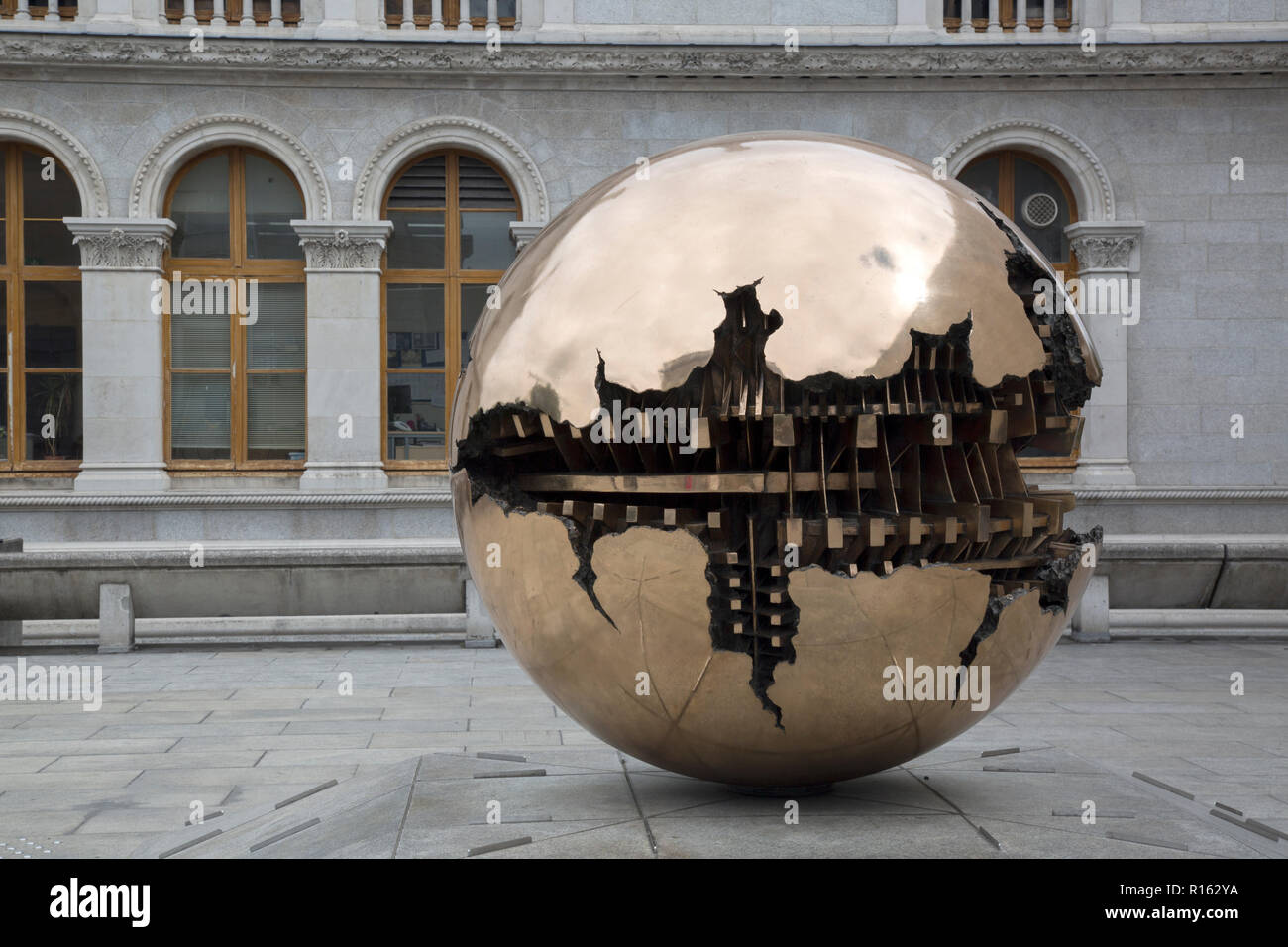 Au sein d'une sphère sphère Sculpture de Pomodoro, Berkeley Library, Trinity College, Dublin, Irlande Banque D'Images