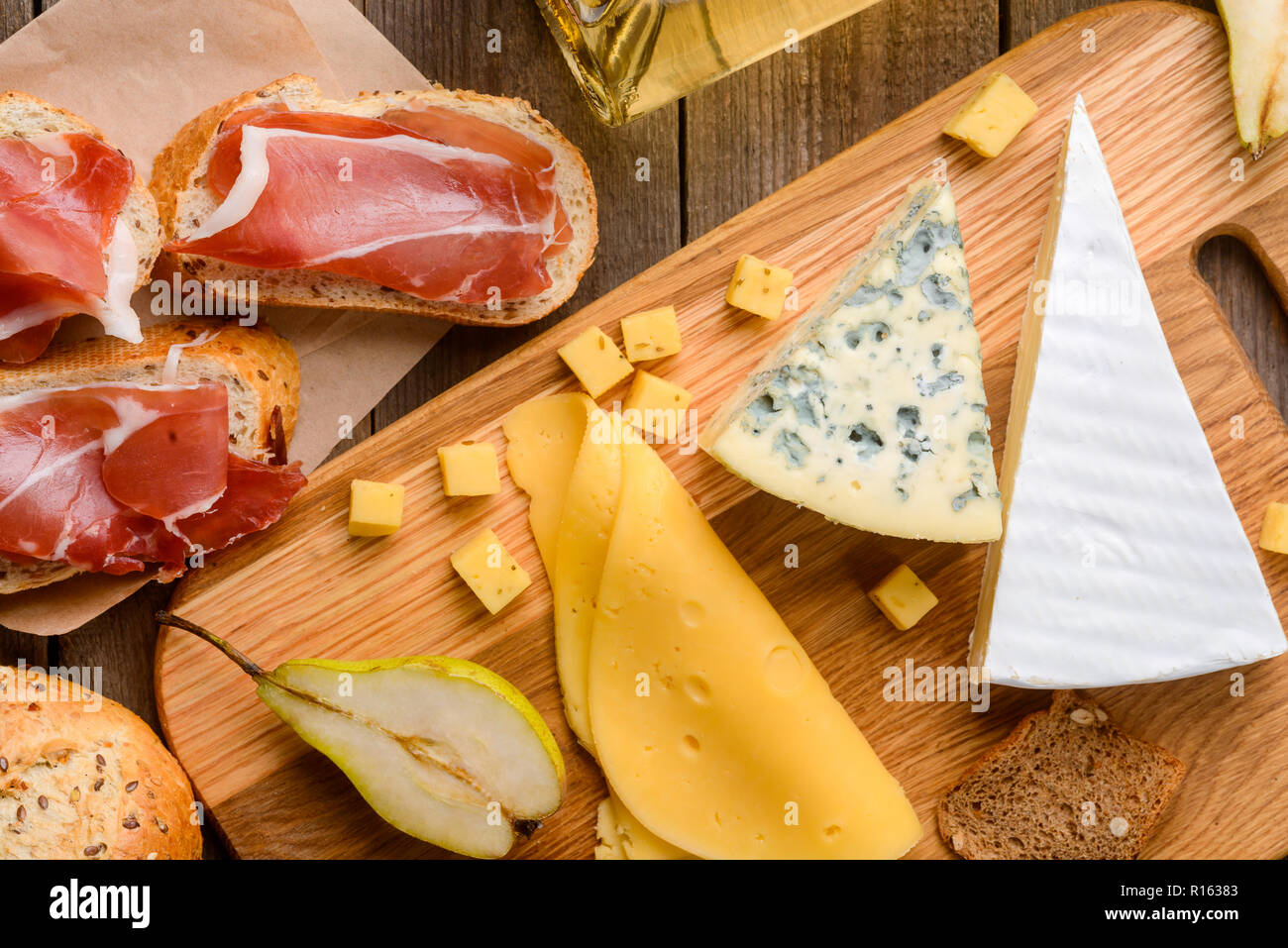 Jamon et assortiment de fromages Banque D'Images