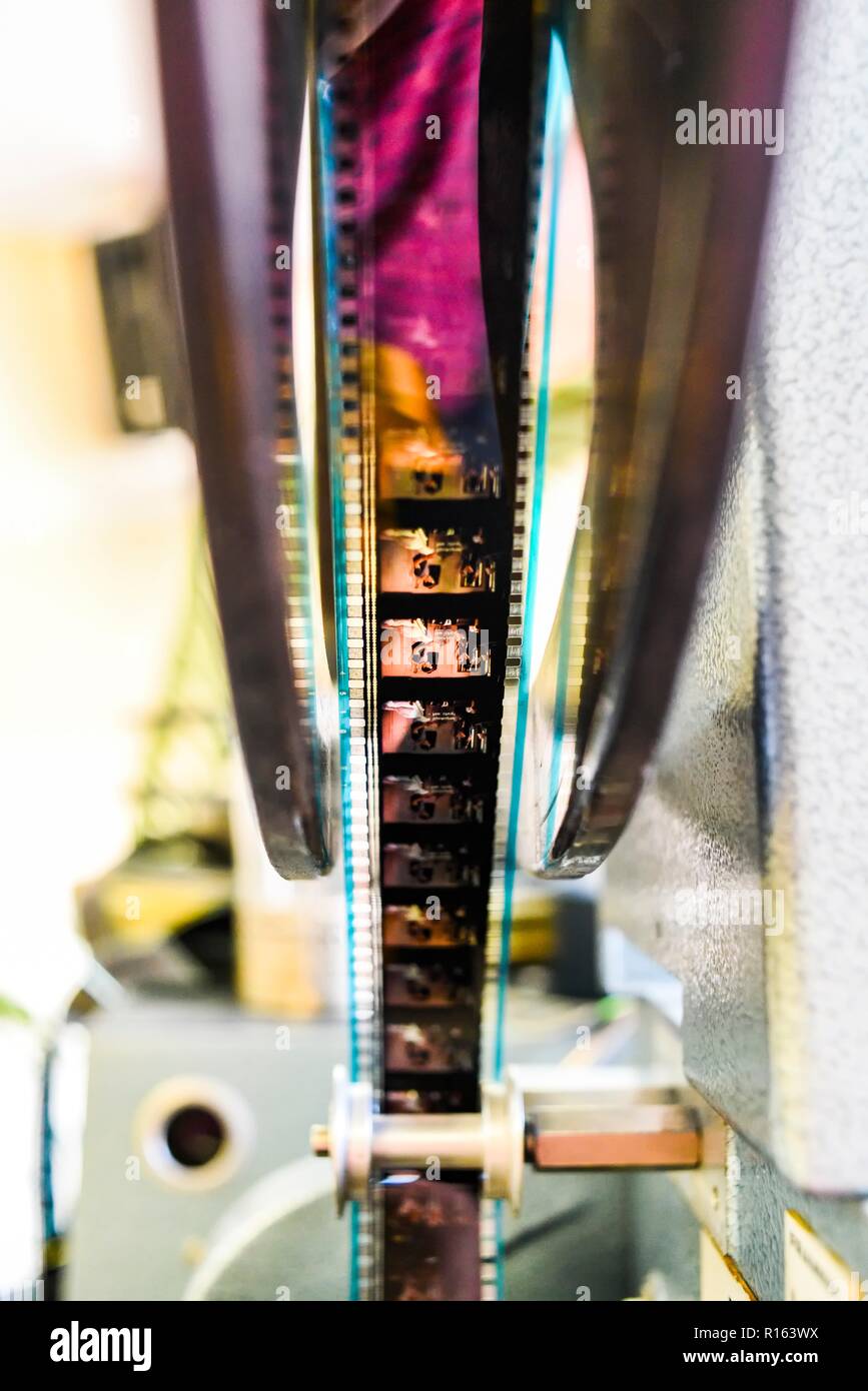 Film sur un vieux projecteur pour l'affichage des films. Banque D'Images